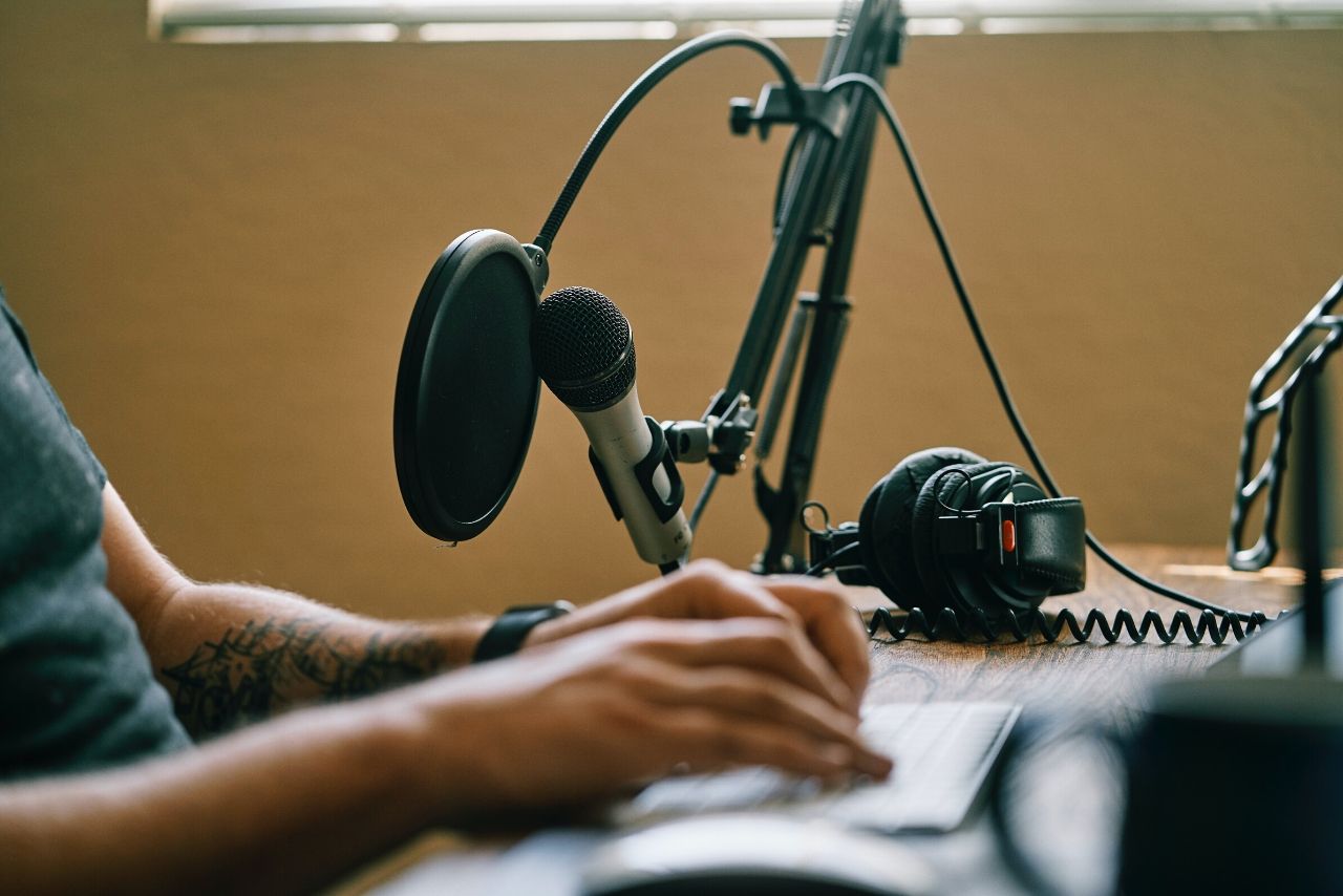 How to make money narrating audiobooks. Make money reading audiobooks as a voice actor! Best Voiceover tips!